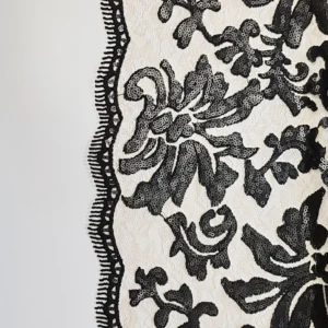 Pizzo con paillettes e bordi rifiniti - Fiori fantastici neri